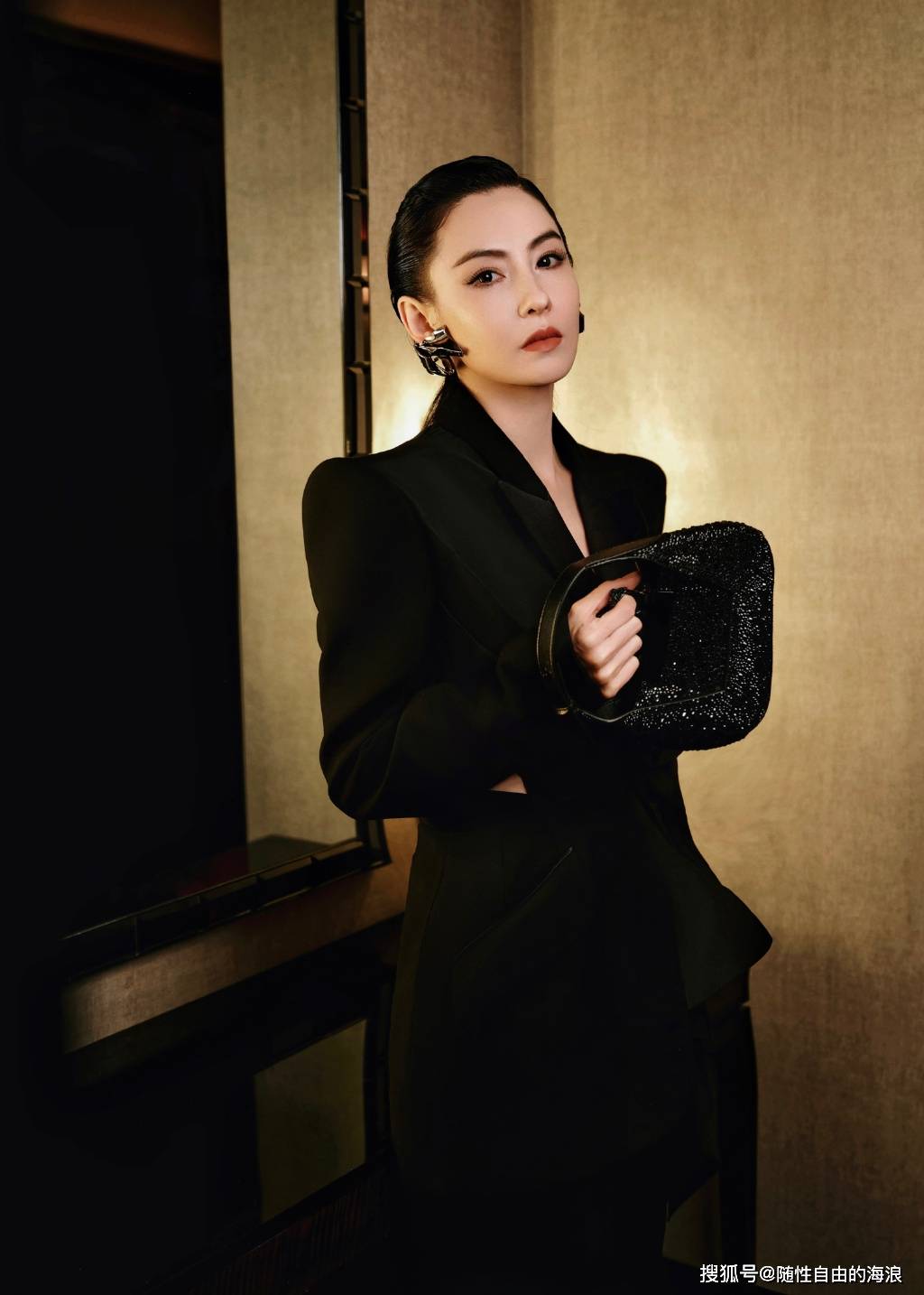 张柏芝出席麦昆晚宴,露腰西装惊艳全场,时尚优雅,美出新的高度_魅力