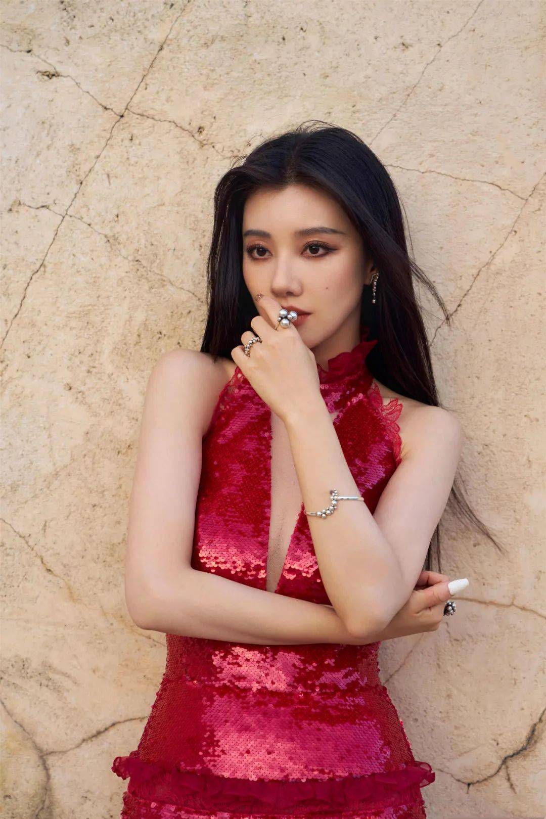 王鹤润惊艳亮相2023爱奇艺尖叫之夜,明艳红裙热情似火_魅力_造型_观众