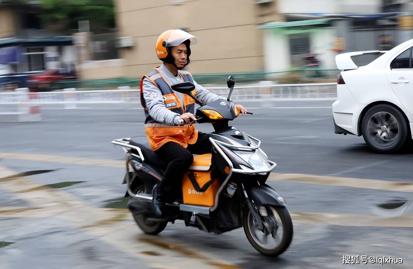 交警:机动车上路要驾照,处罚标准明确_摩托车_类型_小哥