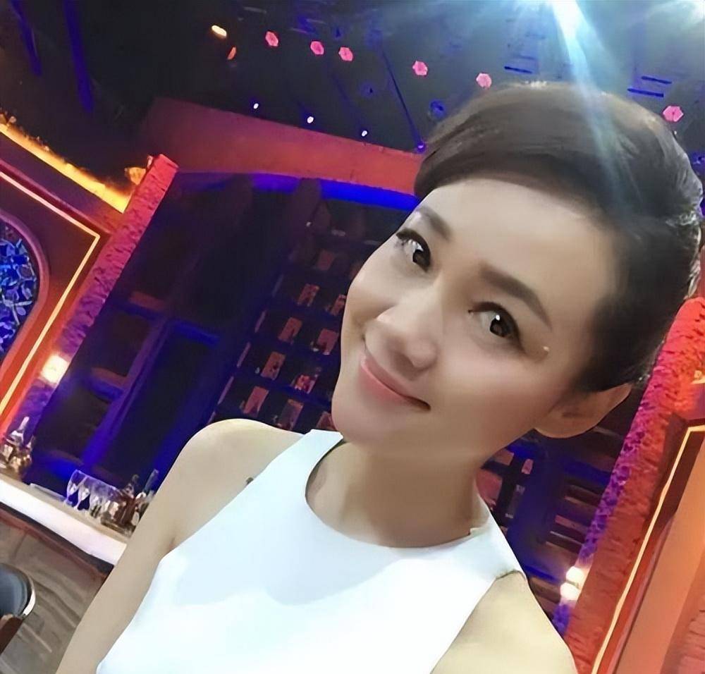 她是著名美女主持人,嫁给神秘老公生下三个孩子,50岁宛如少女