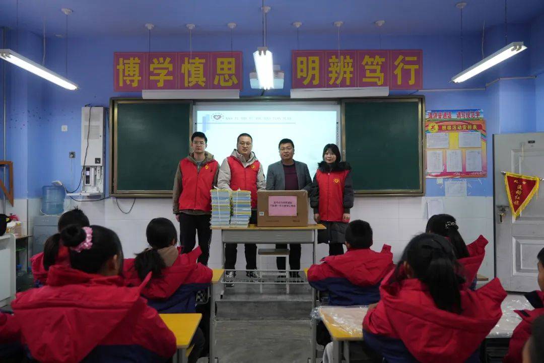 捐赠爱心文具随后,大家走进温水镇李家河村,向村委会移交了由汕头市