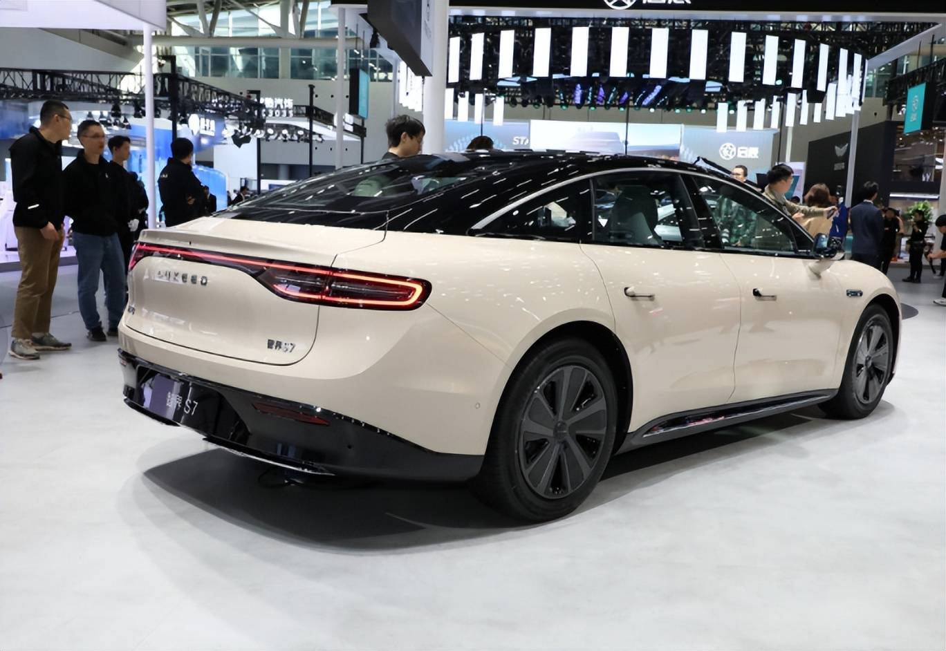 同室操戈,胜者为王——一文看懂星纪元es与智界s7的区别_搜狐汽车