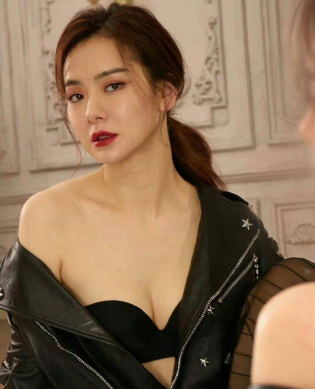 戚薇-内衣外露聚拢深沟-性感内衣大片图片分享_照片_粉色_的设计