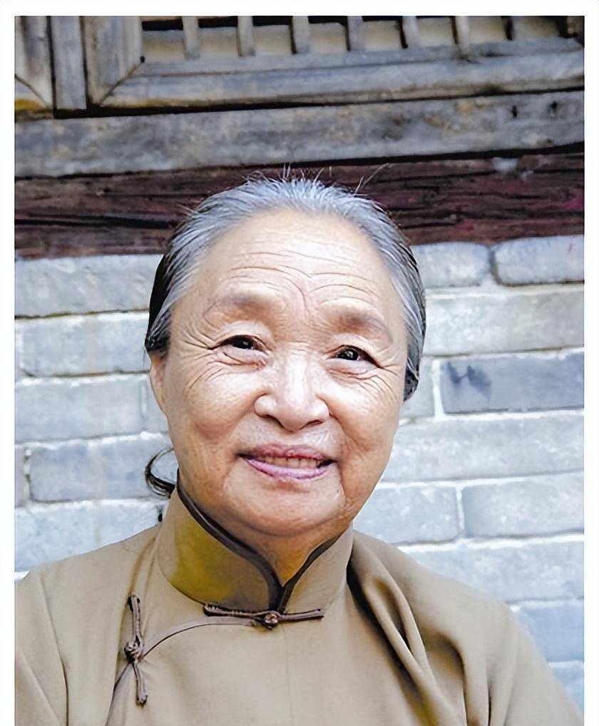 她是国家一级演员,因病去世千人含泪送别,23岁孙子更是国人骄傲_柏青