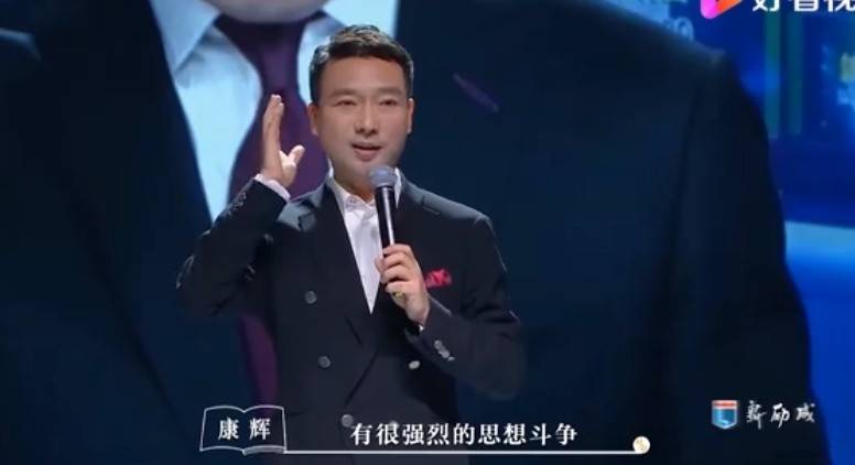 一次,康辉在《新闻联播》中暂停2秒整理耳机,把央视领导吓了一跳.