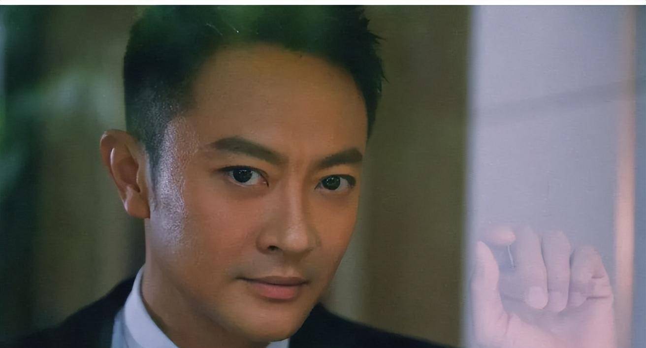 他的《创业时代》,《烈火英雄》,《可爱的祖国》等作品受到了观众的
