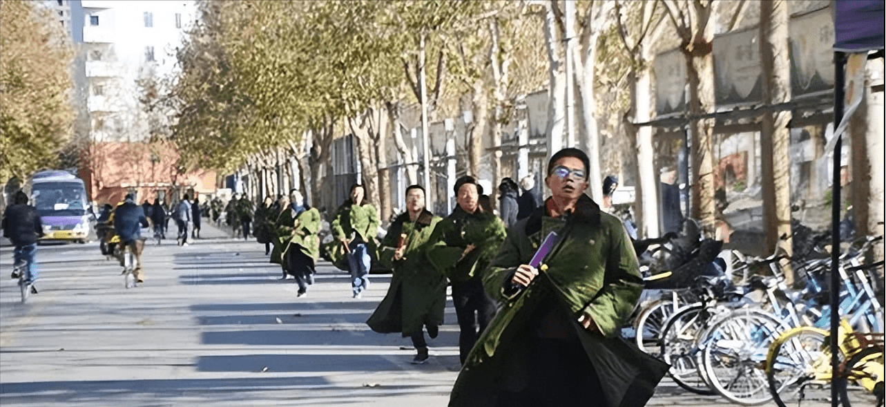 军大衣潮流引发人间清醒,资本家看到这届年轻人,是彻底傻眼了!