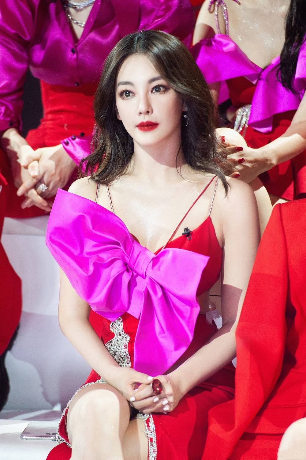 张雨绮真是"人间富贵花",穿红裙配芭比粉蝴蝶结,不显丑反而更亮眼