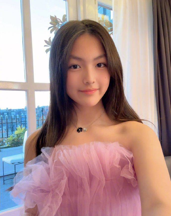 14岁王诗龄晒近照,喷香水一身行头超10万,手有淤青,背景p歪了_时尚