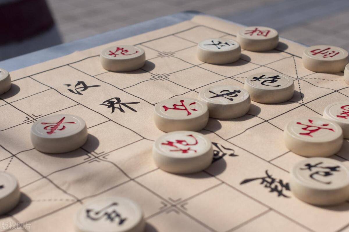 在象棋中,楚河汉界是棋盘上的分界线,它将棋盘分为红方和黑方两个阵营