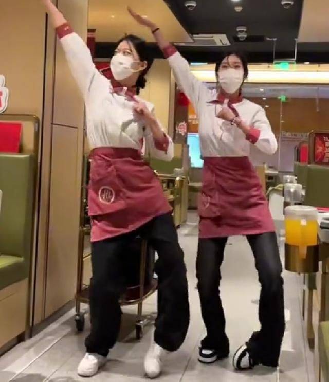 海底捞服务员跳科目三舞月薪过万?客服:获顾客认可员工有激励!