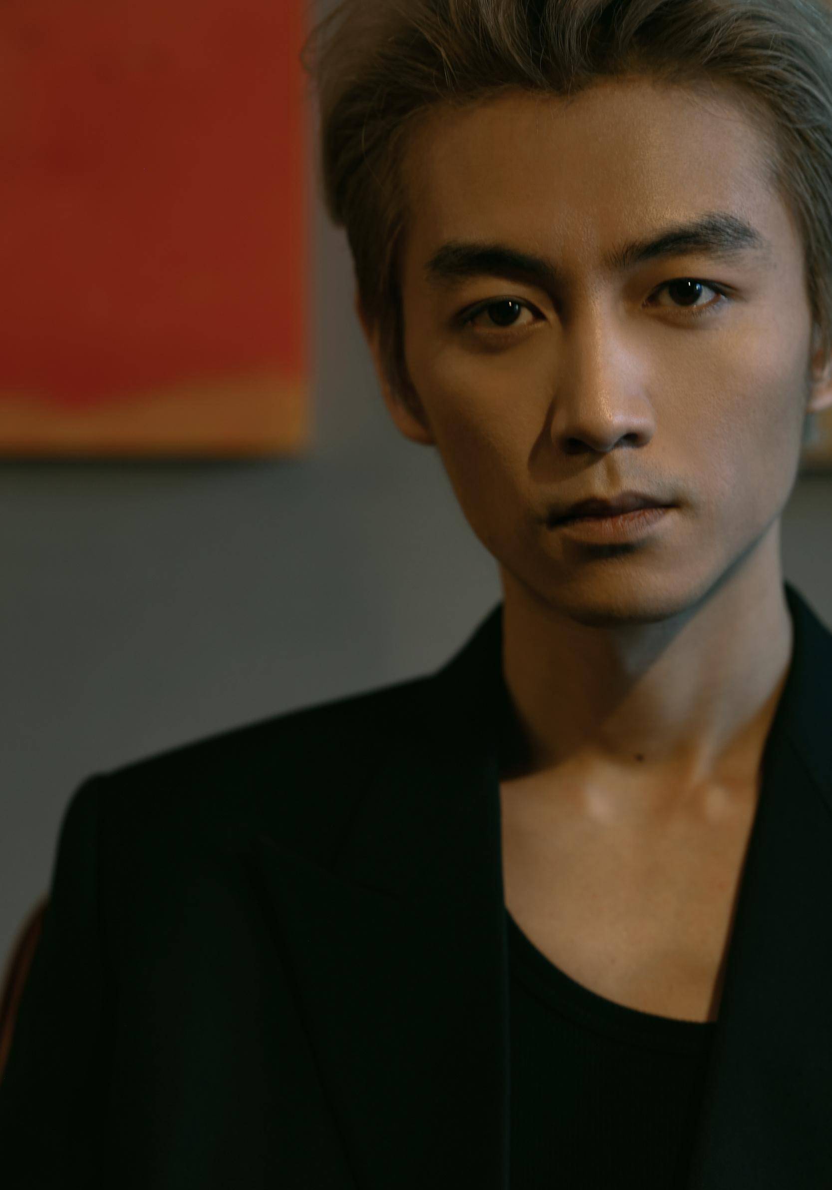 尖叫之夜,陈晓一头金发,英俊潇洒,网友担心他太瘦了,脸都凹了