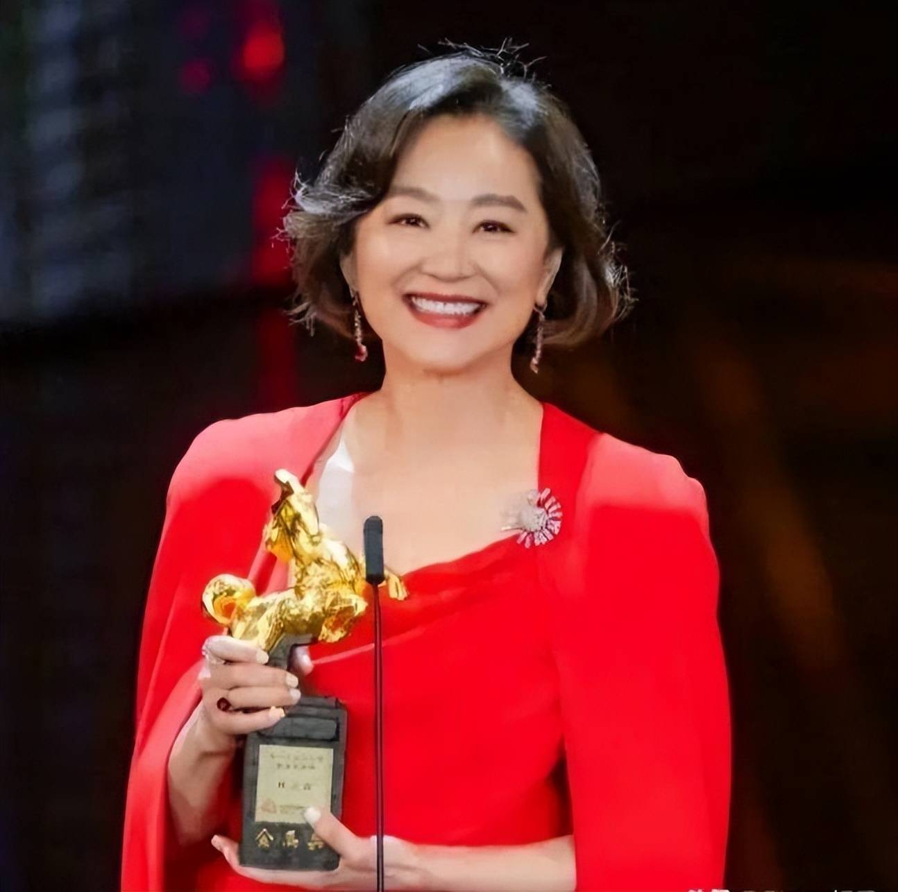69岁林青霞获终身成就奖!依旧雪肤玉貌气质高雅美爆了-月光资讯网