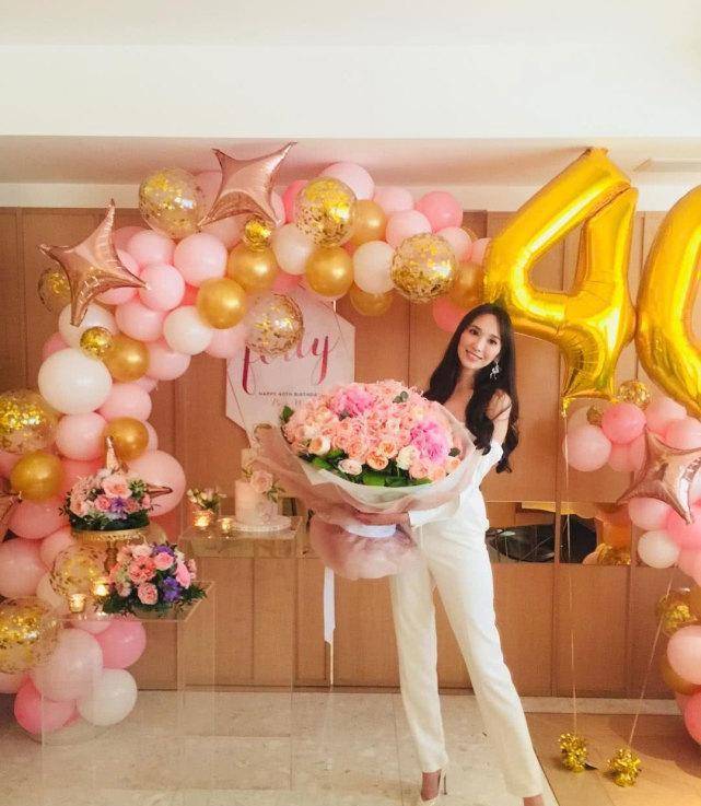 据报道,他送给吴佩慈的价值3.3亿的豪宅已于2018年抵押.