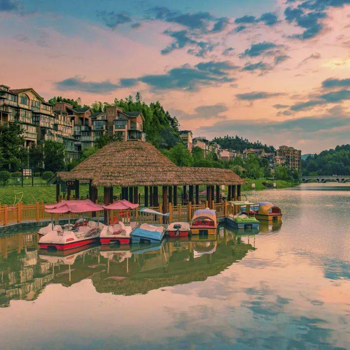 云岭翠湖位于渝黔川黄金旅游三角区,海拔1200米左右,常年平均气温13