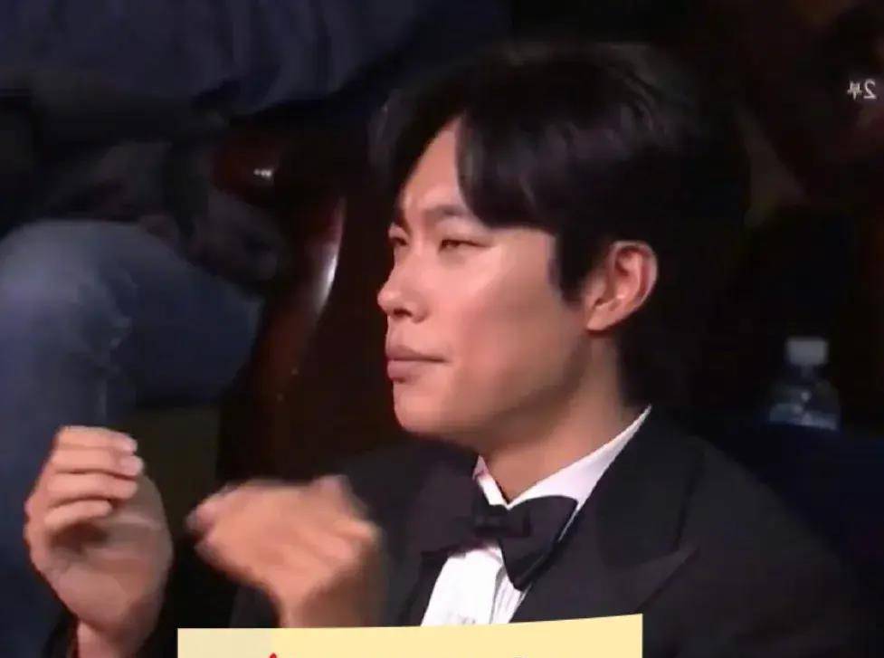 金惠秀,朴振英青龙奖热舞,台下明星尴尬无语,网友:理解王嘉尔_郑有美