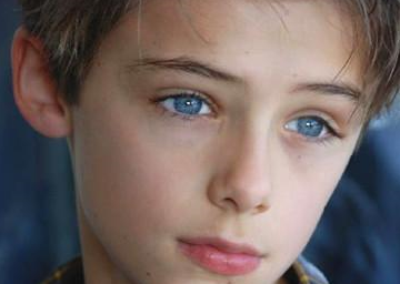 15岁"忧郁系"美少年,撞脸小李子巅峰神颜,一双蓝眼睛勾人心魄_什么