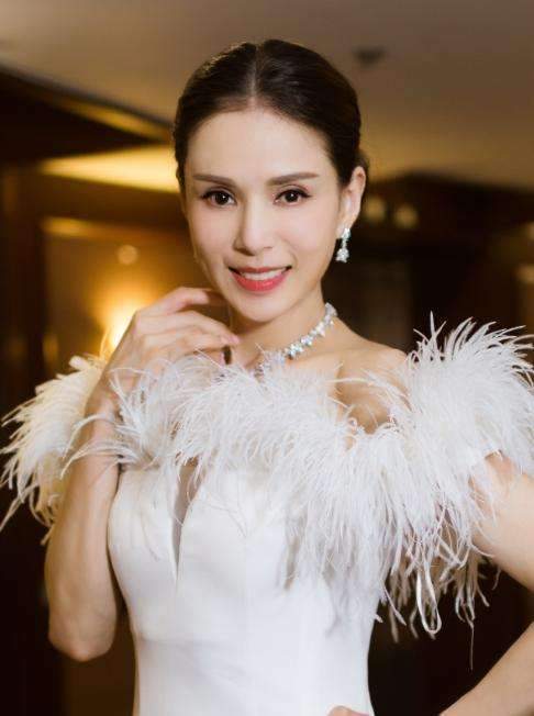 与富商10年情断,如今54岁李若彤霸气归来:人生,值得好好过_王语嫣