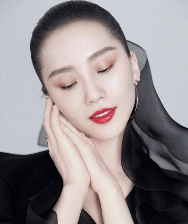 臃肿脸不再温柔,还"撞脸"了周笔畅_气质_连衣裙_粉色