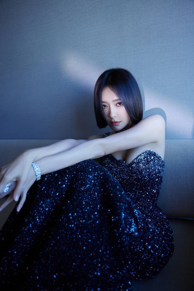 秦岚身穿深蓝色星光鱼尾裙_整体_造型_时尚