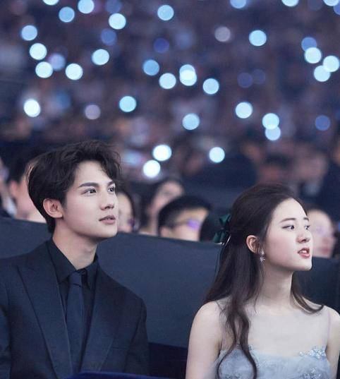 赵露思长相乖巧甜美神似花千骨,赵丽颖危险了_郑业成_黑色_白色