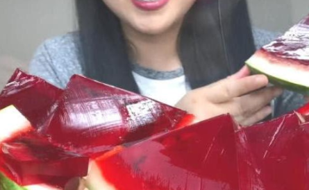 美女直播吃“西瓜”，本以为是面包，镜头拉近后，才发现另有玄机(图3)
