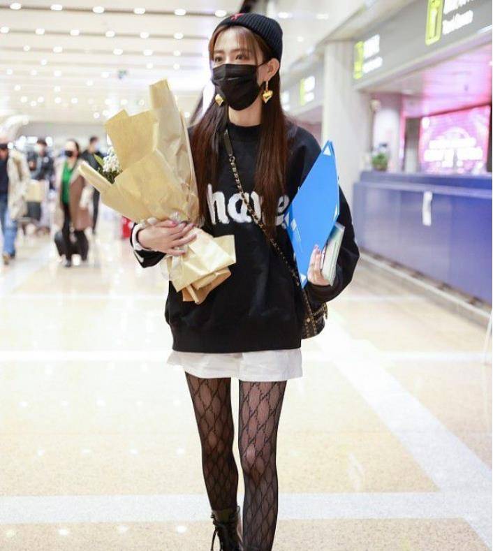 徐璐重新定位自己身份,黑色渔网丝袜搭配宽松卫衣尽显少女风姿!