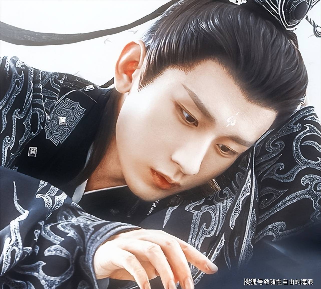 成毅尖叫之夜获年度影响力男演员,发文感谢晒出与粉丝合照,以真诚打动