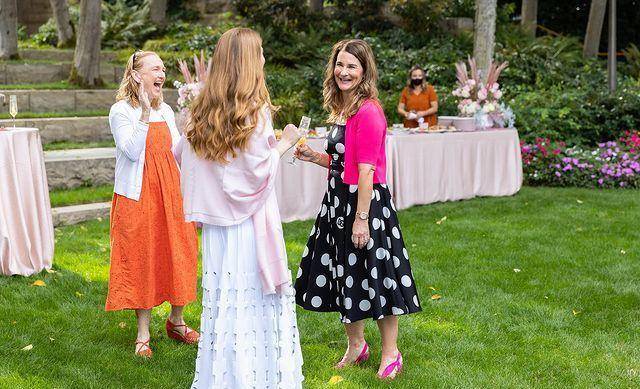 穿万元粉色开衫扮美,分手后更爱美了_梅琳达_造型_高跟鞋