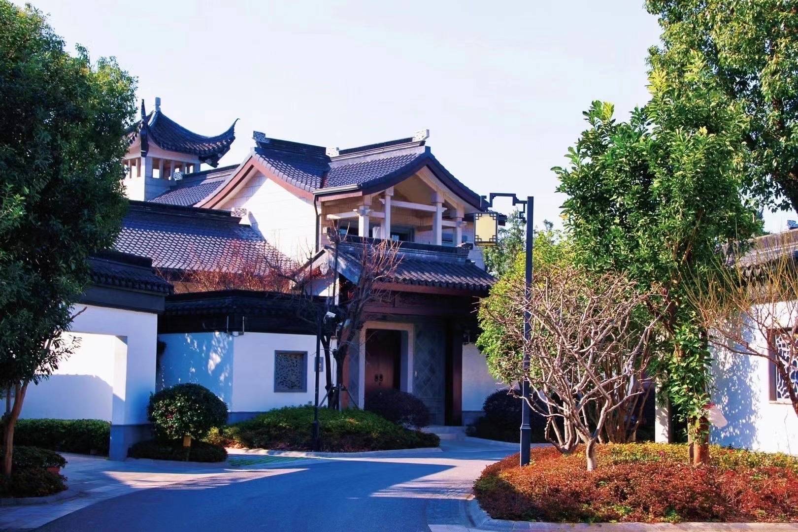 另外还有林屋洞,石公山,缥缈峰,雕花楼,森林公园,观音寺,牛仔俱乐部