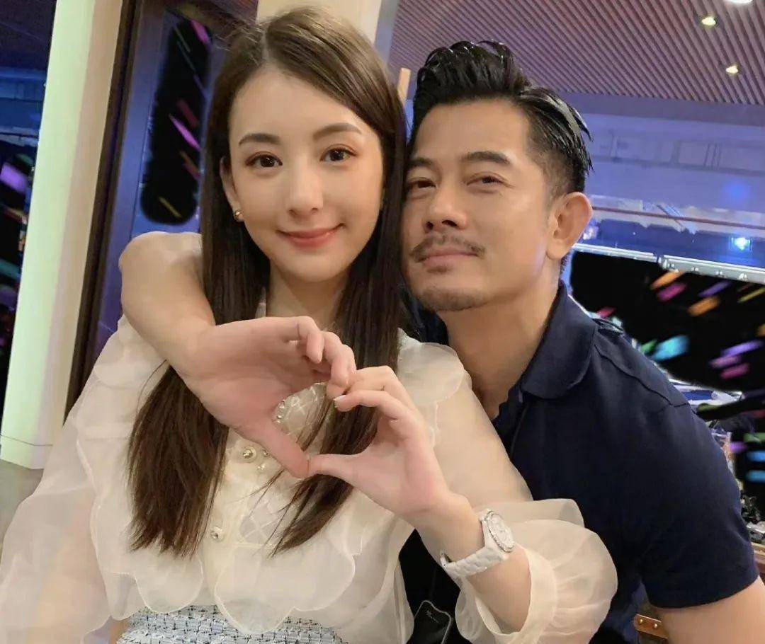 郭富城一家四口现身赛马场,女儿黏爸爸要抱抱,方媛鼻子引热议_妻子