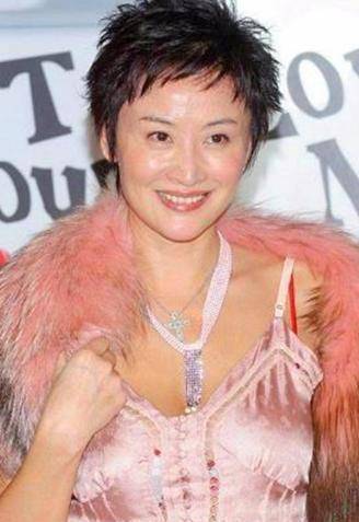 她是香港第一情妇,被黑道原配打掉子宫无法生育,今56岁老态尽显_于莉