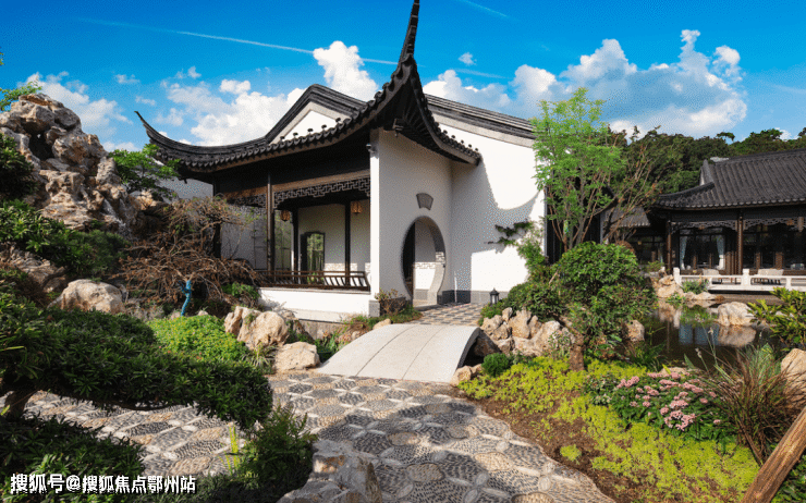 点击添加图片描述(最多60个字) 编辑项目中央景观区采用花街铺地,通过