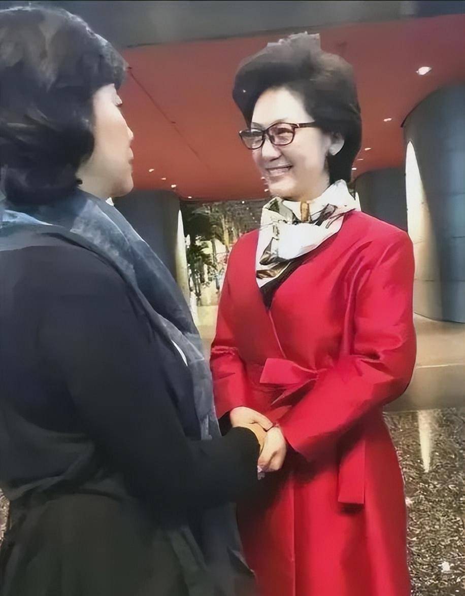 不老女神同框,朱琳70岁了自然显得太雍容了,海霞夸张的打扮也难敌