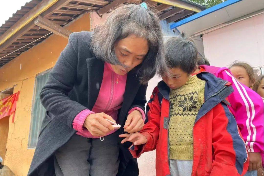 空军退役女大校,大凉山支教10年_谢彬蓉_孩子_重庆市