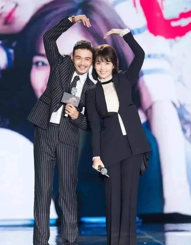 刘涛穿露肩裙大秀丰腴身姿,被杨烁后背抱超开心,不担心老公吃醋!