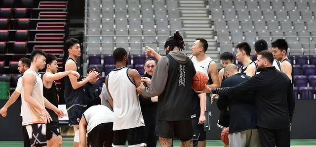 在辽宁男篮的队史上,有过张学雷这样身高超过2米的后卫,但过去很长一