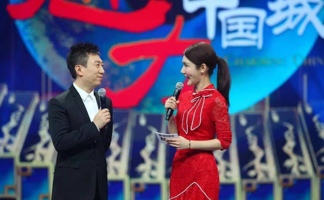 我以为观众把龙洋称为"小董卿",既是一种鼓励与爱护,更是对其"青出