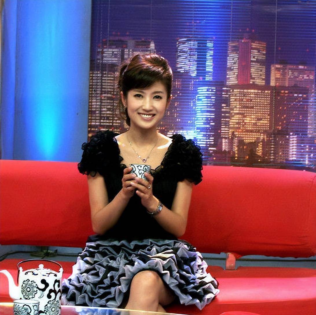 主持人春妮:毕业嫁给学长,二婚嫁给同学刚强,婚后被宠成了宝_徐春妮