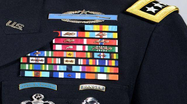 军人衣服上的勋章图片
