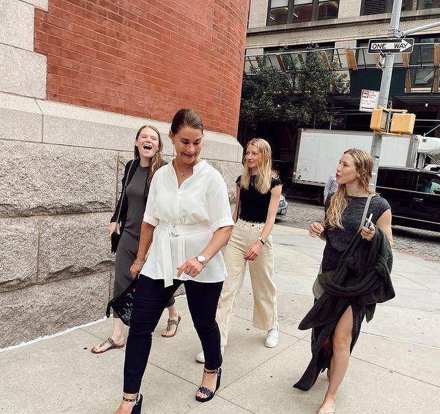 穿万元粉色开衫扮美,分手后更爱美了_梅琳达_造型_高跟鞋