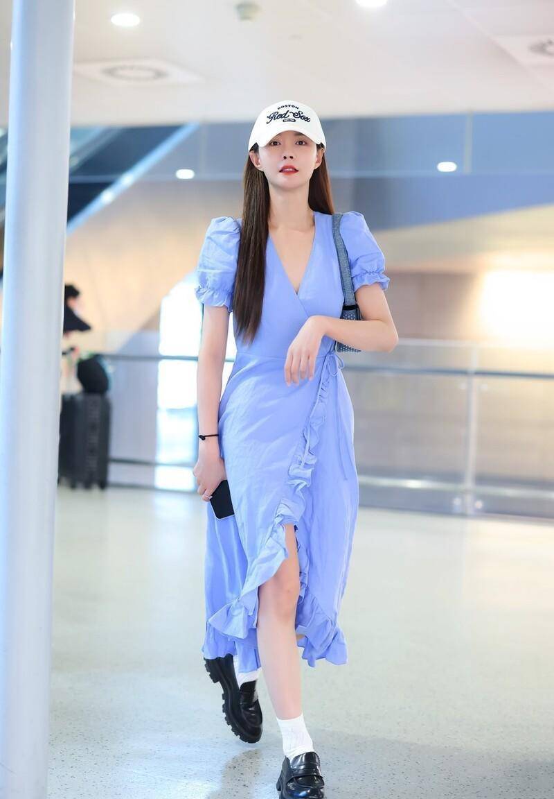 沈梦辰美出圈了,穿蓝色裹身裙大秀s曲线,披肩长发尽显女神范!