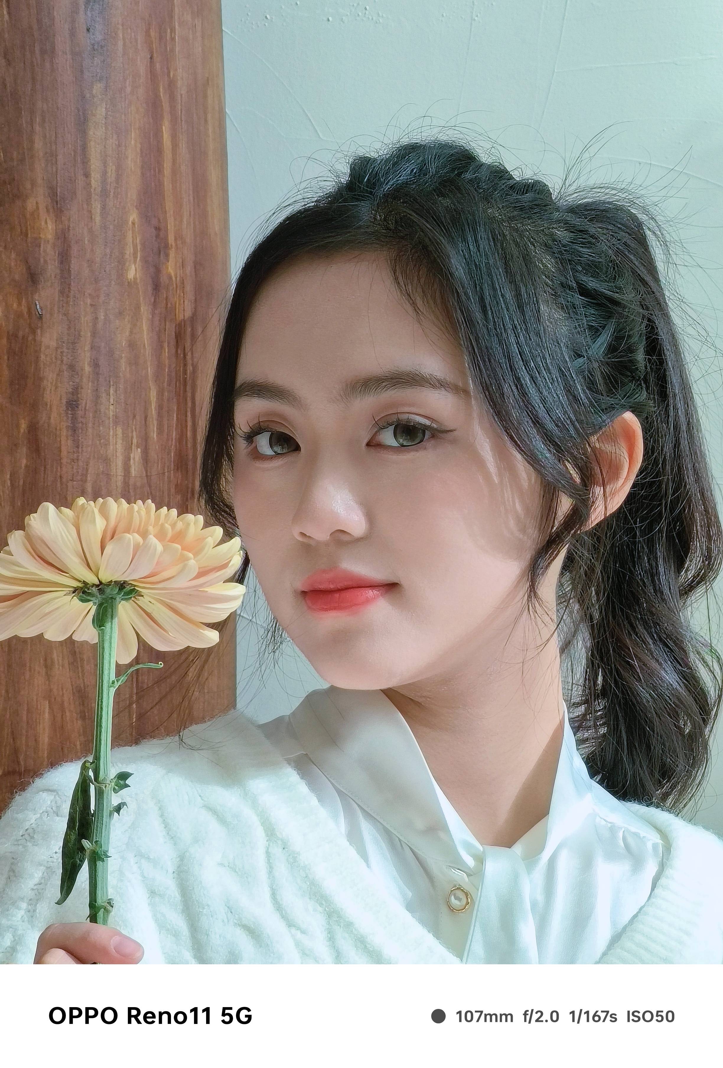 来举例,可以看到,1x广角下可以完整拍摄到室内环境信息和模特全身照