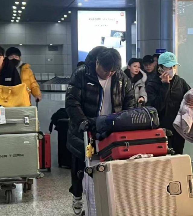 相差六岁,从王楚钦23岁生日开始,网友根据蛋糕的细节猜测是靳梦松的