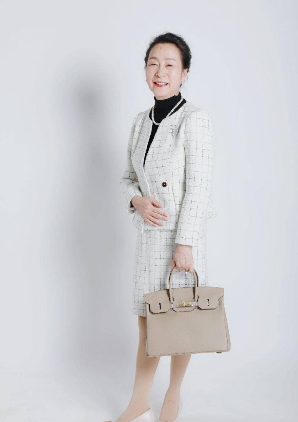奚美娟戴眼镜真有书卷气,穿开衫搭连衣裙洋气时髦,比何赛飞还美