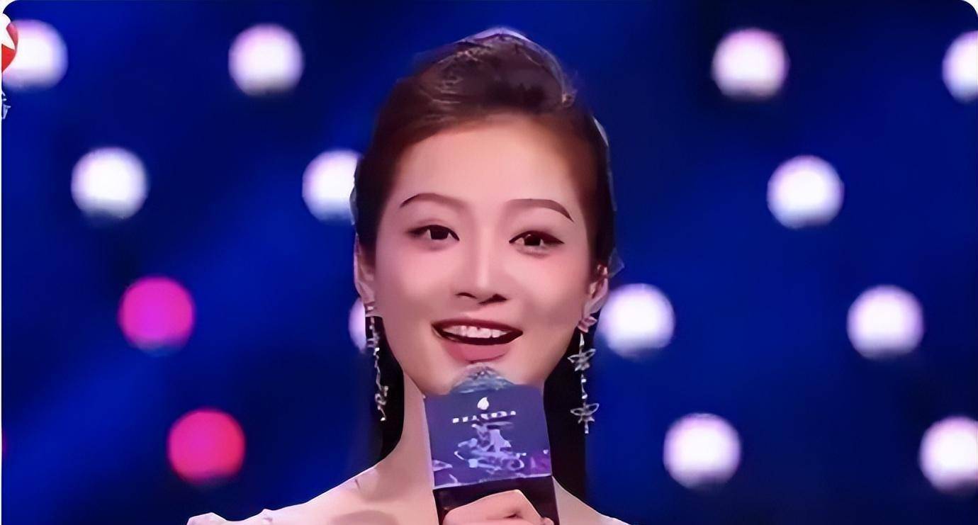 复旦校花冯琳亮相跨年夜,成东方卫视主持,台风稚嫩却如沐春风_梦想