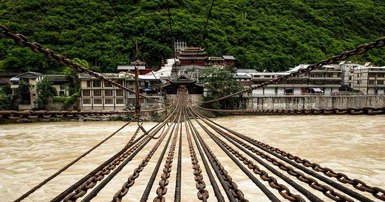 300年前,古人如何将40吨铁索搭建大渡河之上,一年建成泸定桥?