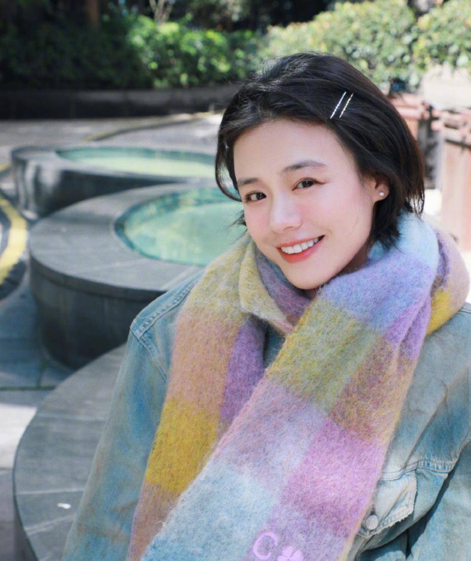 多巴胺围巾等于甜美笑容,妆容和围巾很配马思纯库存照片,可爱纹身贴纸