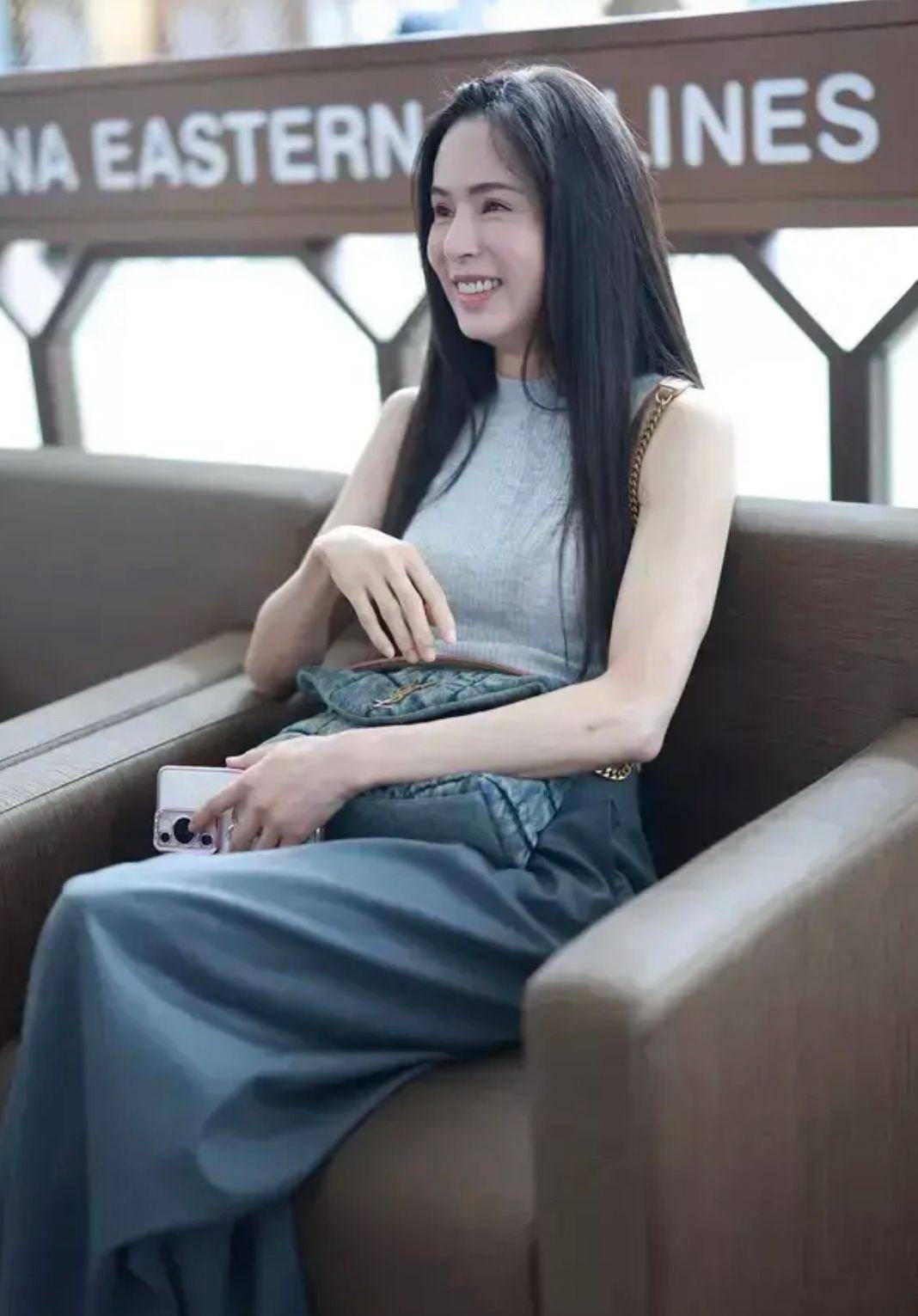 57岁的李若彤意外现身机场,他穿着紧身衣服,戴着长