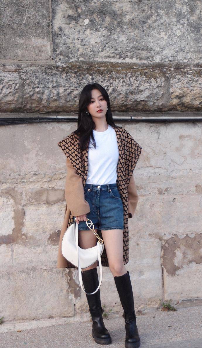 杨紫最新造型曝光,穿露脐装大秀蚂蚁腰,嘟嘴卖萌少女感十足